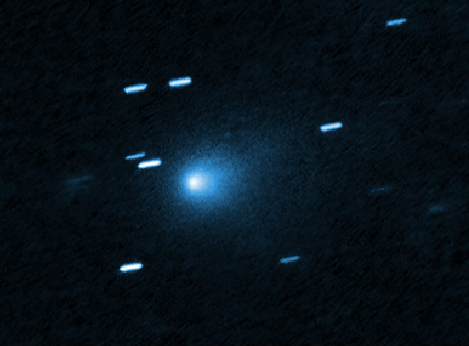 La comète interstellaire 3I/ATLAS vue par Hubble, photographiée le 21 juillet 2025 ; les étoiles d'arrière-plan sont étirées car le télescope suivait la comète en pleine course — Crédit : NASA, ESA, D. Jewitt (UCLA) ; traitement d'image : J. DePasquale (STScI) (CC BY 4.0)