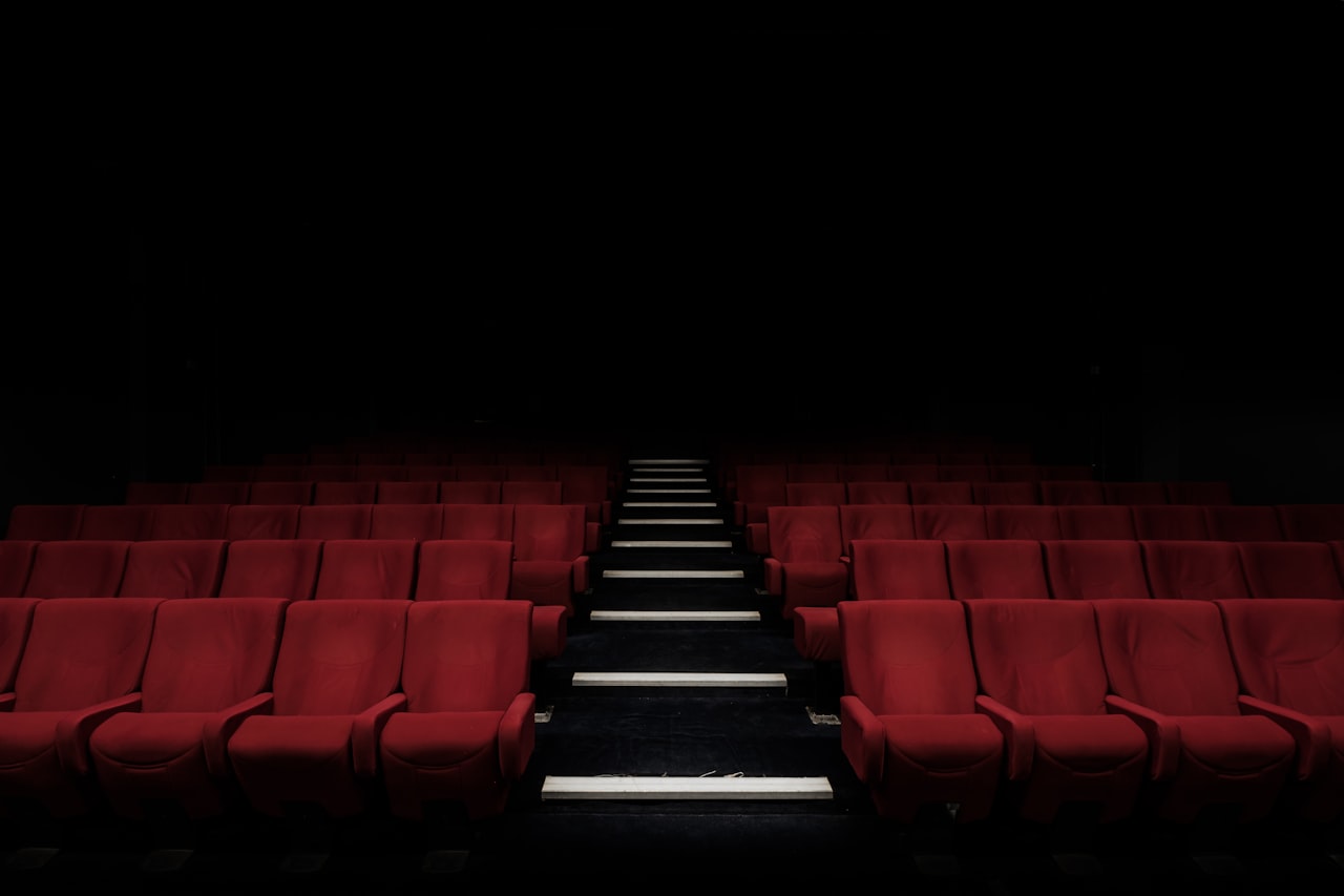 Une salle obscure et ses rangées vides — l'échelle immersive pour laquelle les studios pariaient que le public sortirait encore de chez lui — Crédit : Felix Mooneeram (Unsplash, libre d'utilisation)