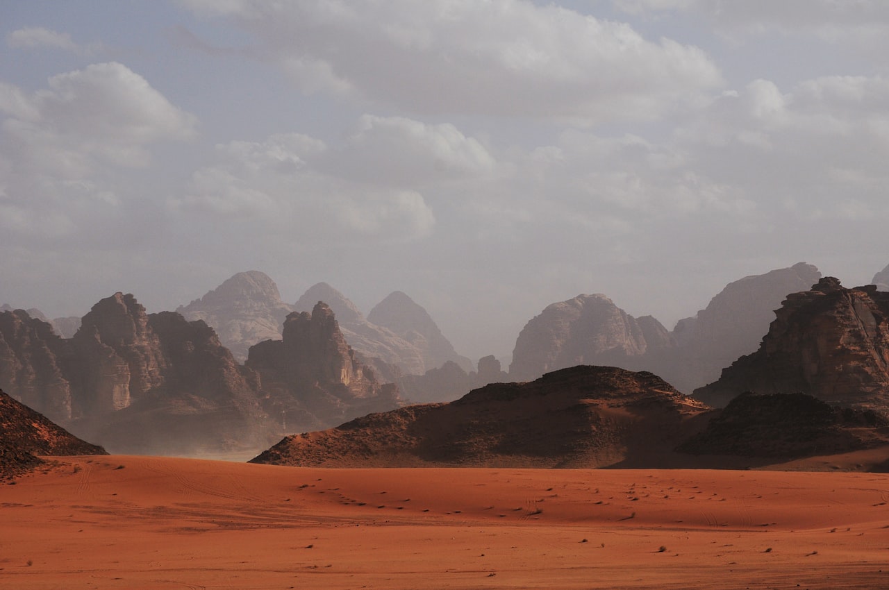 Le haut désert autour d'Alamogordo, au Nouveau-Mexique — silencieux, immense, et tombeau improbable d'un empire du jeu vidéo — Crédit : Unsplash (libre de droits)