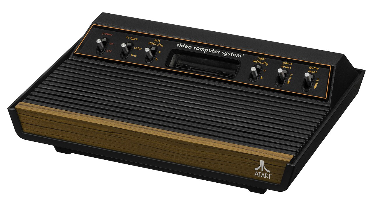 L'emblématique Atari 2600 façon bois (« Light Sixer »), lancé en 1977 sous le nom de Video Computer System — Crédit : Evan-Amos (domaine public, Wikimedia Commons)