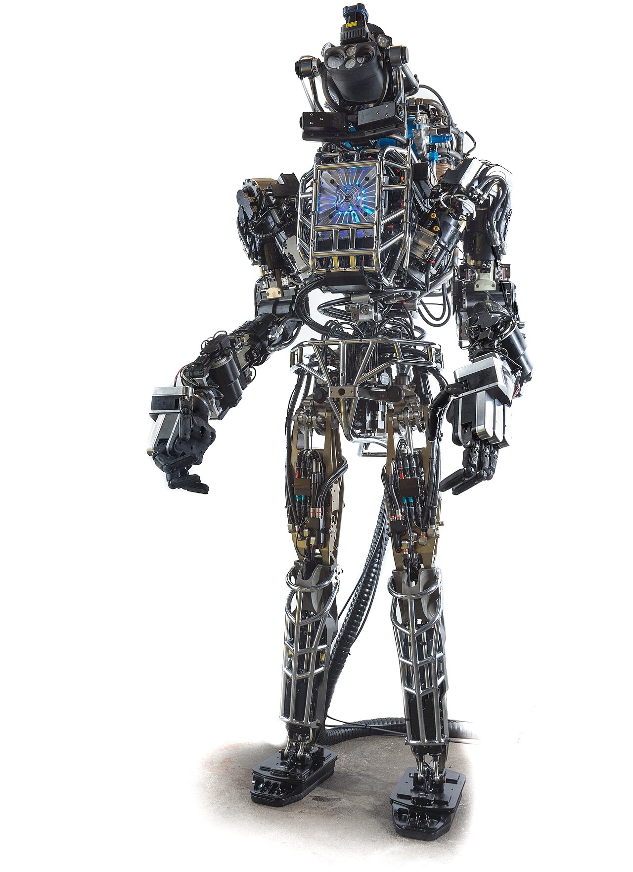 Atlas, le robot humanoïde de Boston Dynamics, debout à l'époque du DARPA Robotics Challenge. Crédit : DARPA / Wikimedia Commons (domaine public).