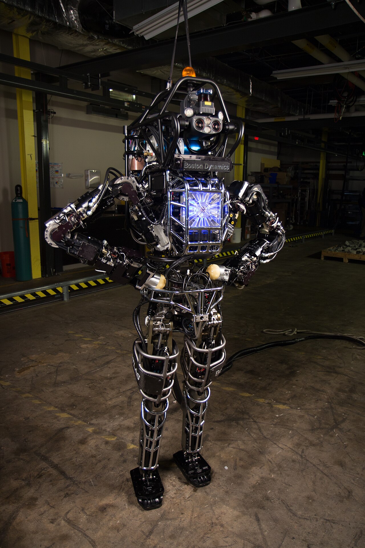 Atlas en phase de test dans le cadre du DARPA Robotics Challenge. Chaque articulation et chaque membre sont intégrés à un seul et même calcul d'équilibre. Crédit : DARPA / Wikimedia Commons (domaine public).