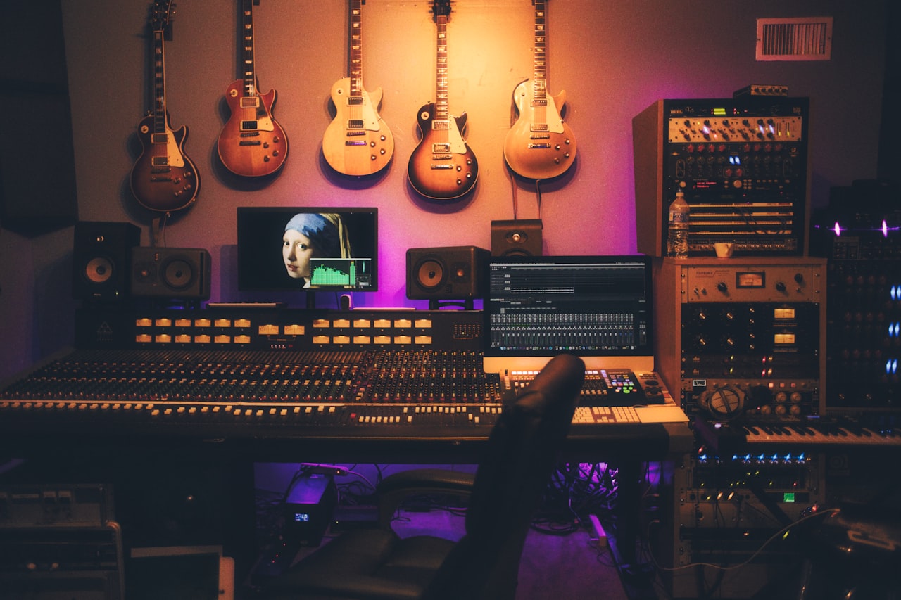 Une console de mixage en studio, l'habitat naturel de l'Auto-Tune — où un outil conçu pour lire les échos sismiques lit désormais la voix humaine. — Crédit : Adi Goldstein / Unsplash