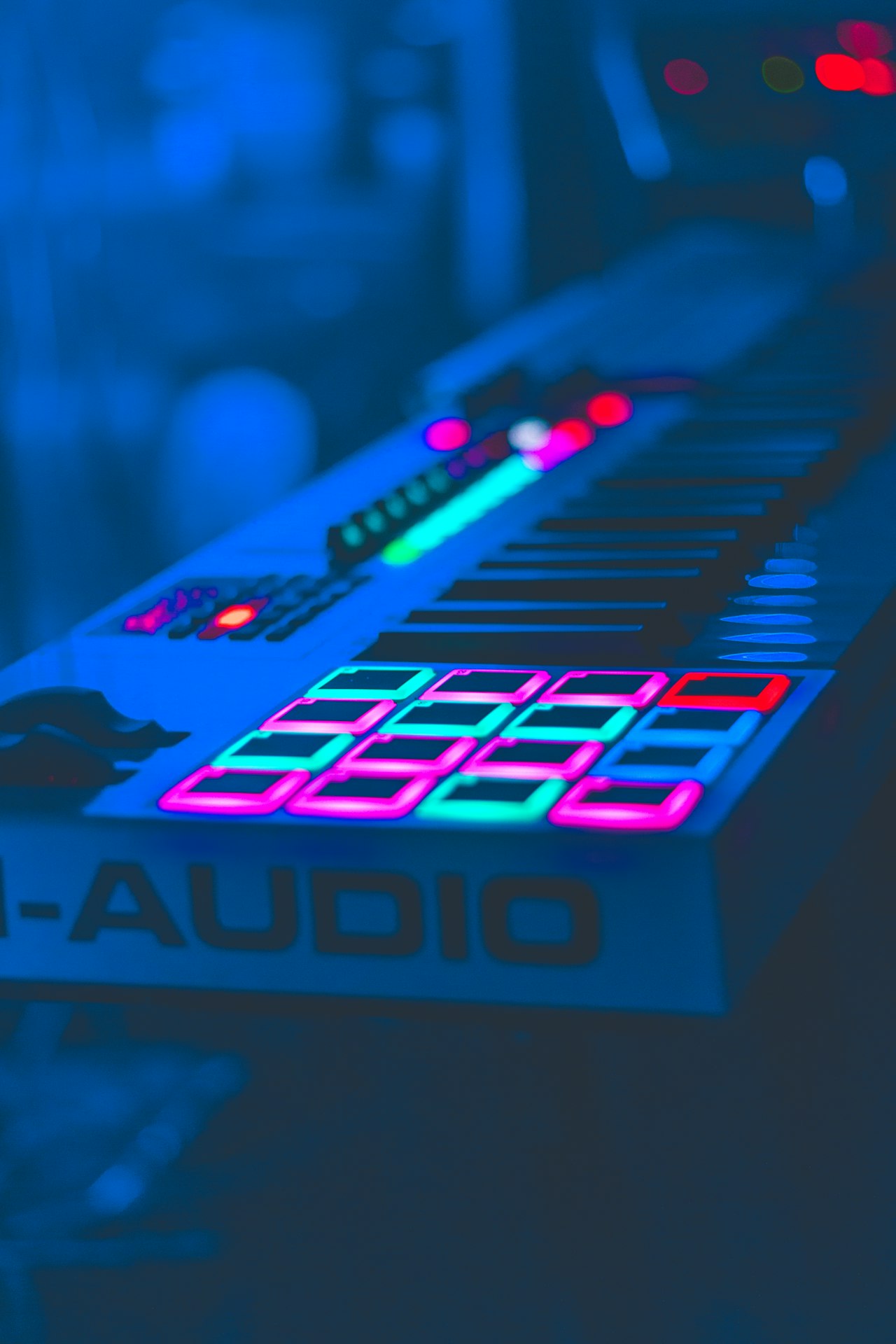 Un contrôleur lumineux dans un home studio moderne — l'univers de production que l'Auto-Tune a contribué à façonner, où chaque voix peut être calée sur la grille. — Crédit : Marcela Laskoski / Unsplash