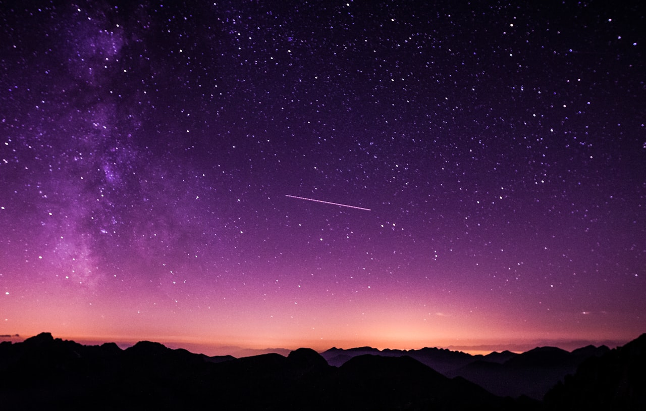 La vision de l'Argus II ressemble davantage à ceci qu'à une photographie : des points de lumière éparpillés sur le noir, qui s'allument et s'éteignent quand on balaie du regard. — Crédit : Cody Doucette / Unsplash (Licence Unsplash)
