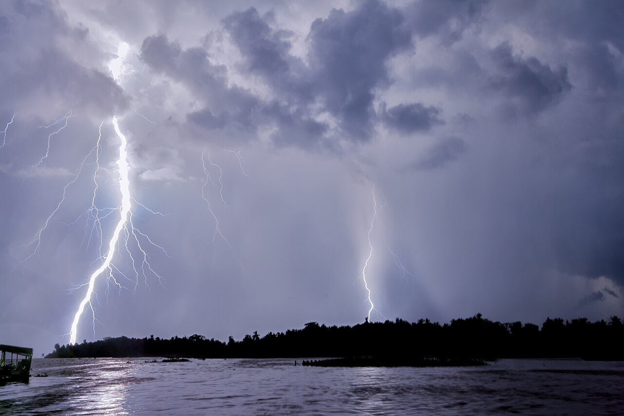 La foudre du Catatumbo au-dessus du lac de Maracaibo, au Venezuela — l'orage qui s'embrase presque chaque nuit. Crédit : Fernando Flores, Wikimedia Commons (CC BY-SA 2.0).