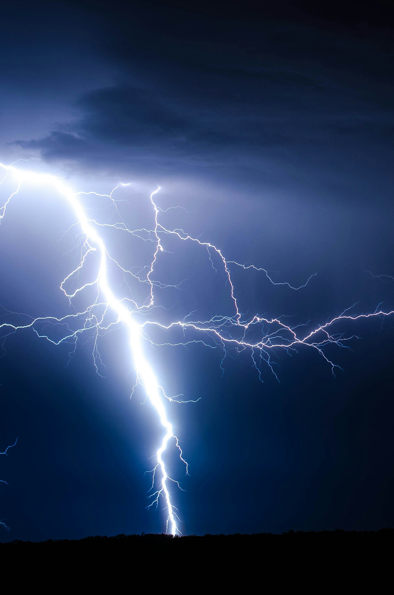 Un orage nocturne déchirant l'obscurité — ce type de décharge incessante et répétée qui caractérise le Catatumbo. Crédit : photo via Unsplash (libre d'utilisation).