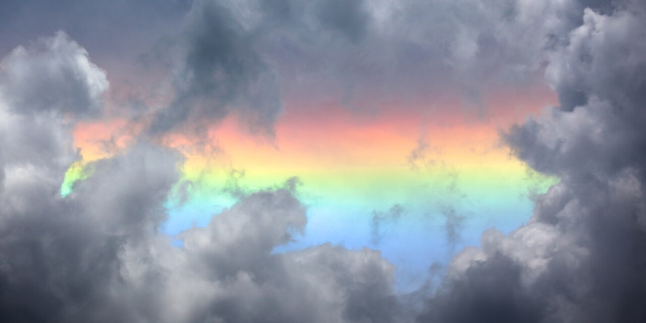Un arc circumhorizontal — un « arc-en-ciel de feu » — embrasant les nuages dans l'Himalaya népalais, le rouge en haut, parallèle à l'horizon. — Crédit : Jankovoy / Wikimedia Commons (CC BY-SA 4.0)