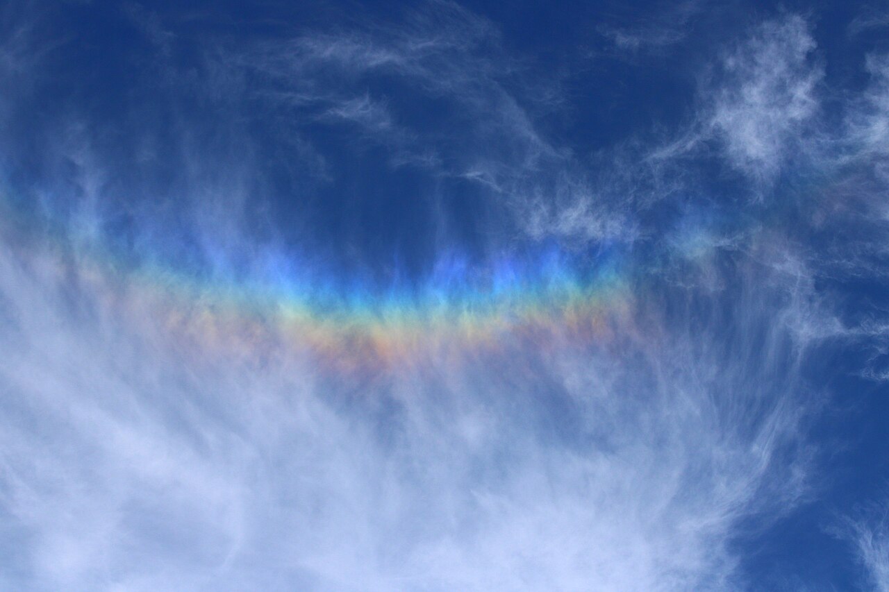 Un arc circumzénithal — l'« arc-en-ciel à l'envers », le violet en haut — réfracté dans de fins cirrus. — Crédit : Brydon W. Leverentz / Wikimedia Commons (CC BY-SA 4.0)