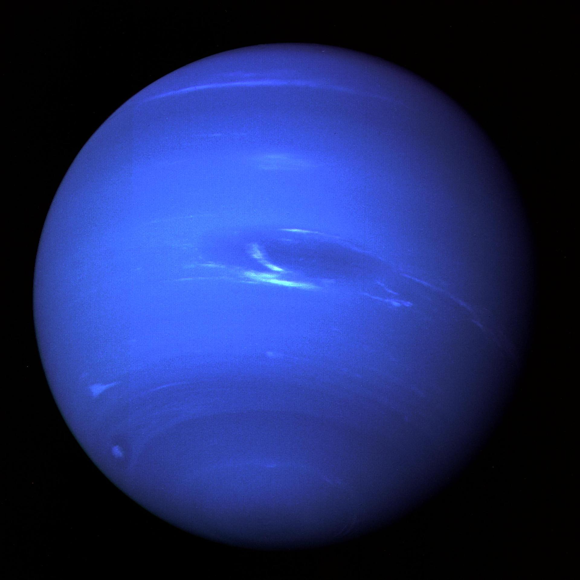 Neptune photographiée par Voyager 2 en 1989 — la géante de glace d'un bleu profond où, à des milliers de kilomètres sous la surface, les scientifiques pensent qu'il pleut des diamants. Crédit : NASA/JPL (domaine public).