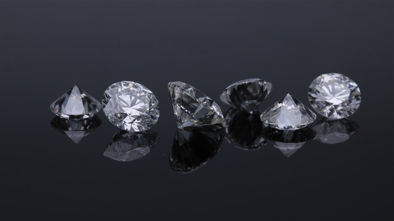 Un diamant taillé accroche la lumière — sur Neptune et Uranus, les cristaux pourraient atteindre des millions de carats, mais personne ne les extraira jamais. Crédit : Unsplash (libre d'utilisation).