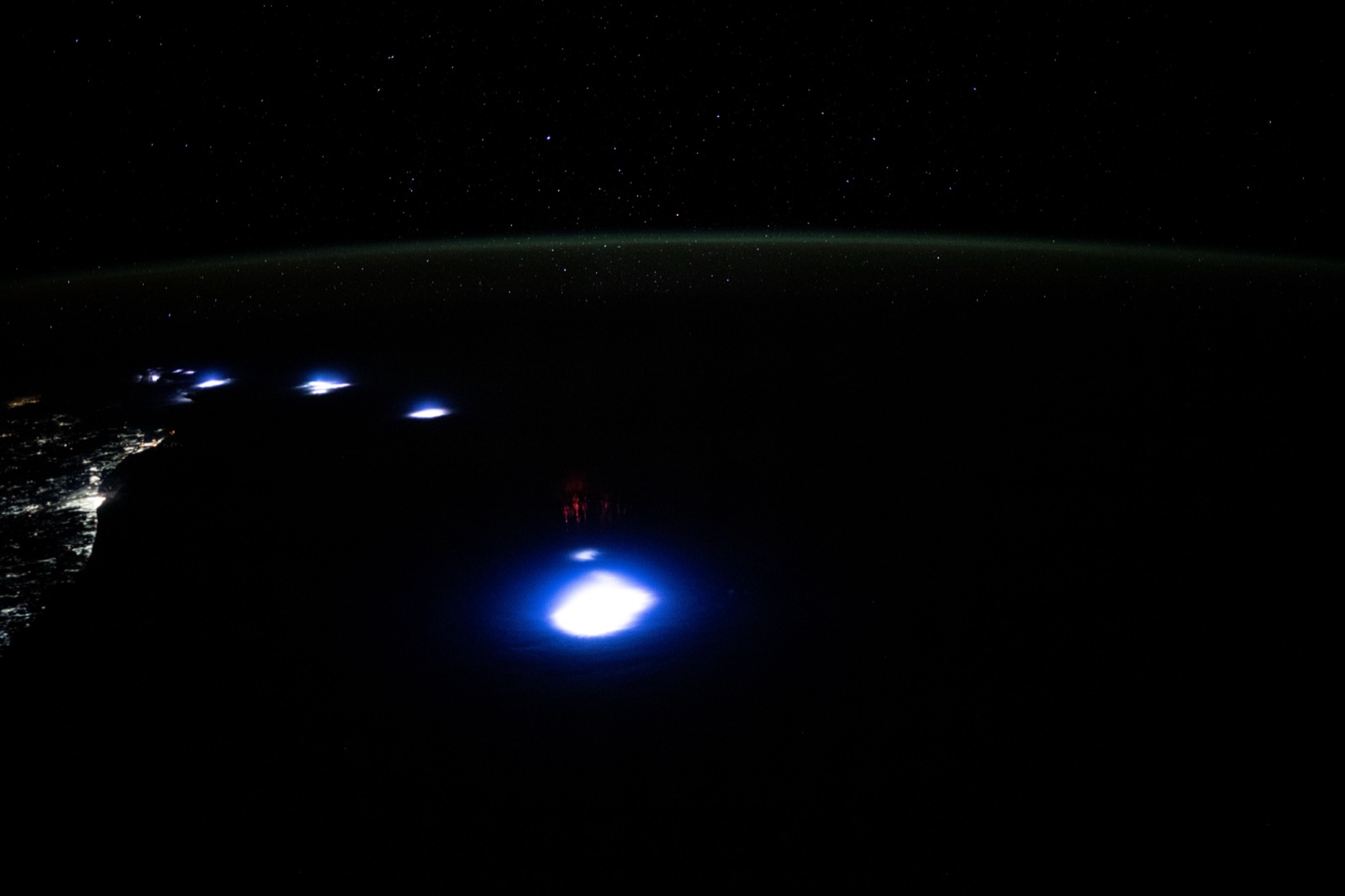 Des farfadets au-dessus d'orages au large de l'Afrique du Sud, vus depuis l'ISS. Crédit : NASA / Matthew Dominick (domaine public).