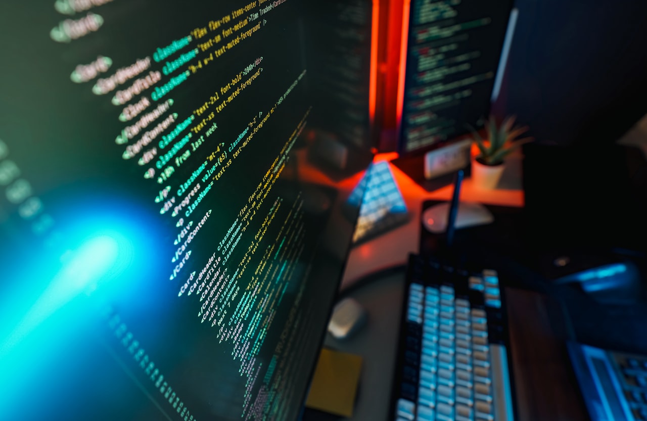 Du code source à l'écran — le genre de manipulation au niveau du bit qui fait passer la racine carrée inverse rapide pour de la sorcellerie — Crédit : Jakub Żerdzicki / Unsplash