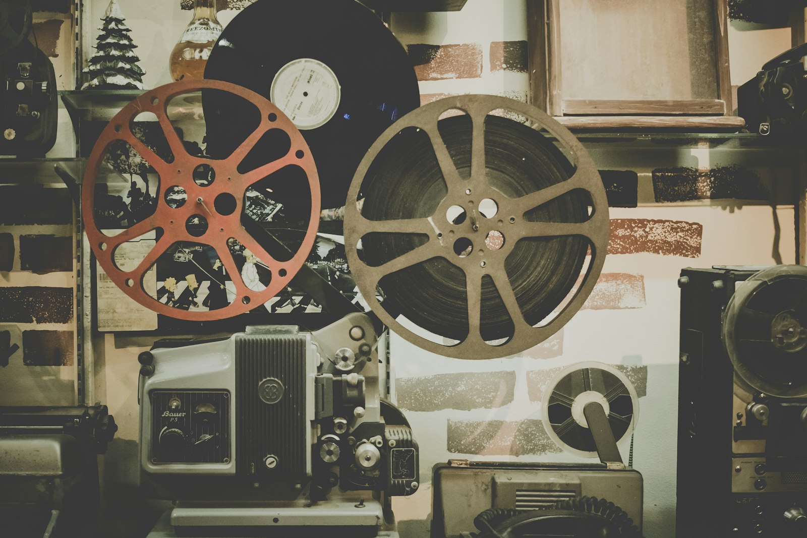 Des bobines de film : des kilomètres de minuscules images fixes. Fais-en défiler 24 par seconde devant la lumière, et ça devient du mouvement. Photo : Unsplash.