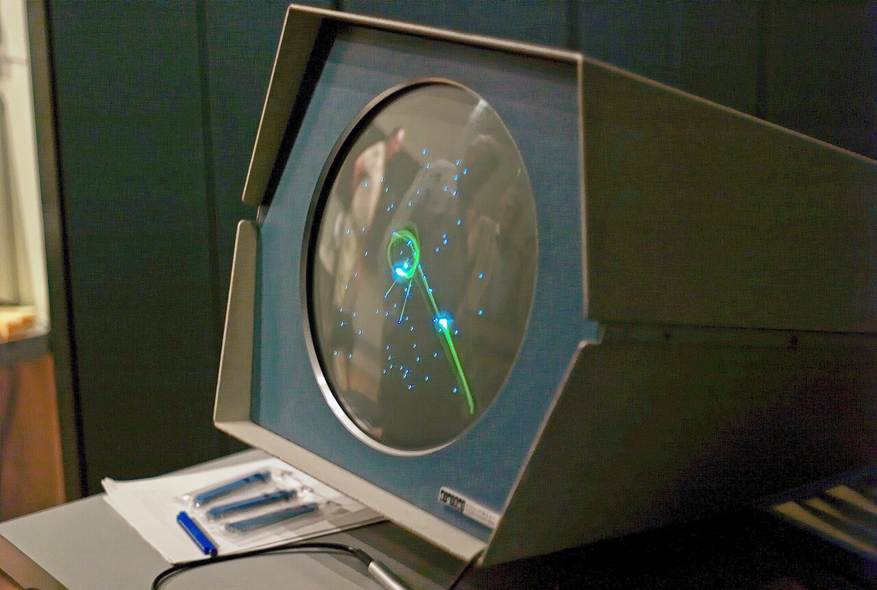 Spacewar! tournant sur un DEC PDP-1, le mini-ordinateur qui a accueilli le premier vrai jeu sur ordinateur numérique en 1962 — Crédit : Joi Ito (CC BY 2.0, Wikimedia Commons)