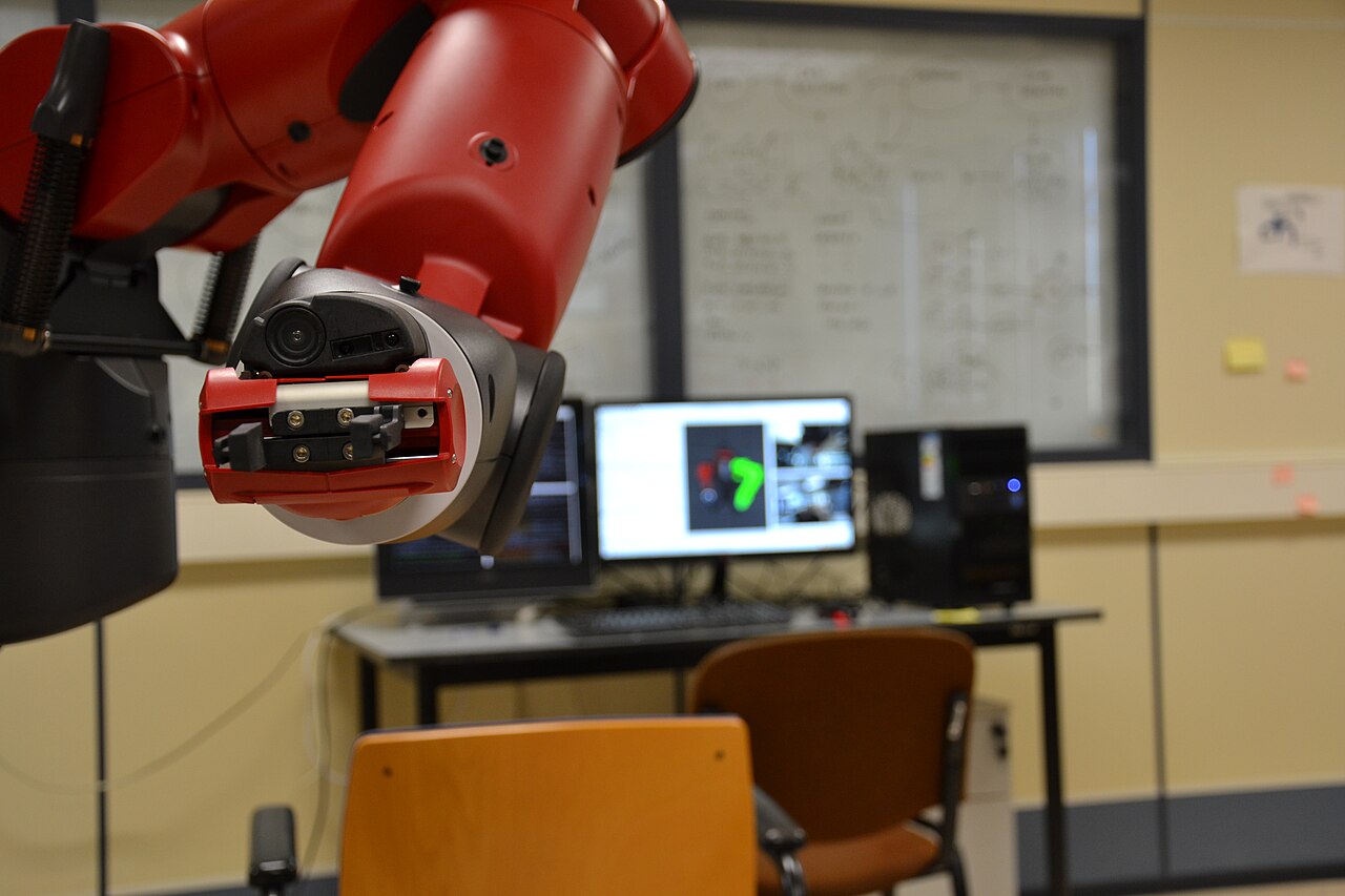 Une pince robotique tenant un objet — les capteurs tactiles visuels comme GelSight se logent dans des doigts comme ceux-ci. — Crédit : Gustavo A. Casañ, Wikimedia Commons (CC BY-SA 4.0)