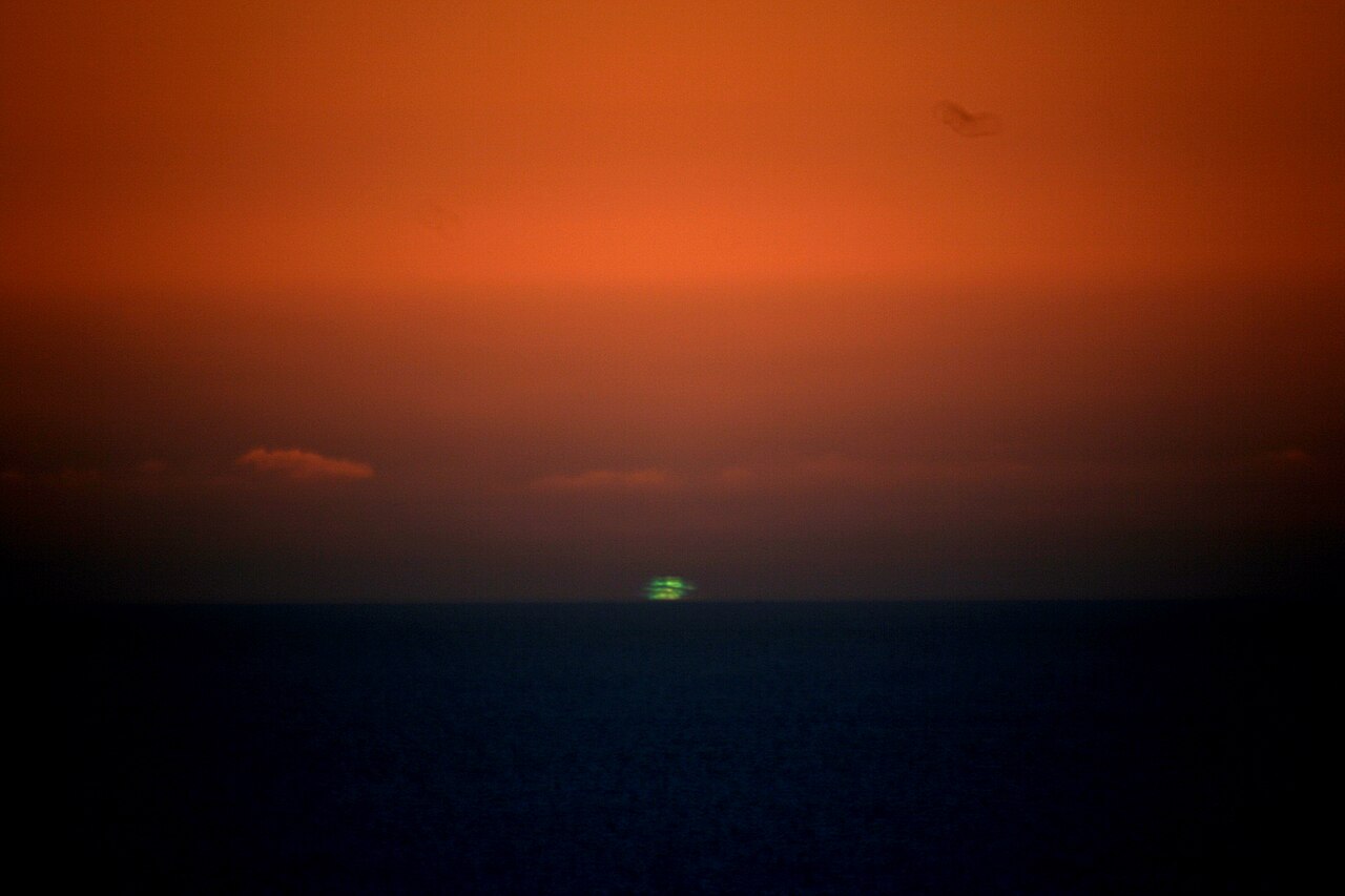 Un vrai rayon vert au-dessus du Pacifique : l'ultime éclat du Soleil couchant brille d'un vert vif juste au-dessus d'un horizon océanique sombre, San Francisco. Crédit : Brocken Inaglory / Wikimedia Commons (CC BY-SA 3.0).
