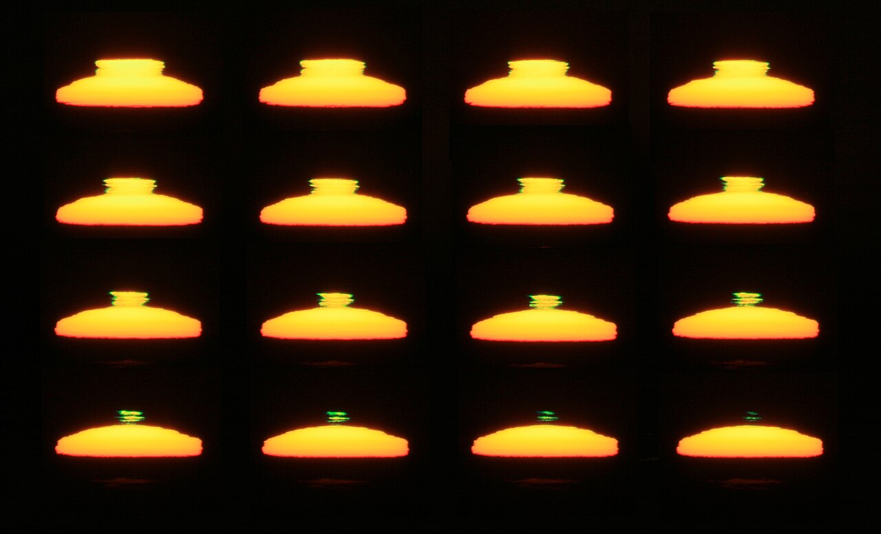 Une séquence au téléobjectif d'un seul coucher : à mesure que le disque s'enfonce, un vert vif coiffe son bord supérieur dans les dernières images. Crédit : Brocken Inaglory / Wikimedia Commons (CC BY-SA 3.0).