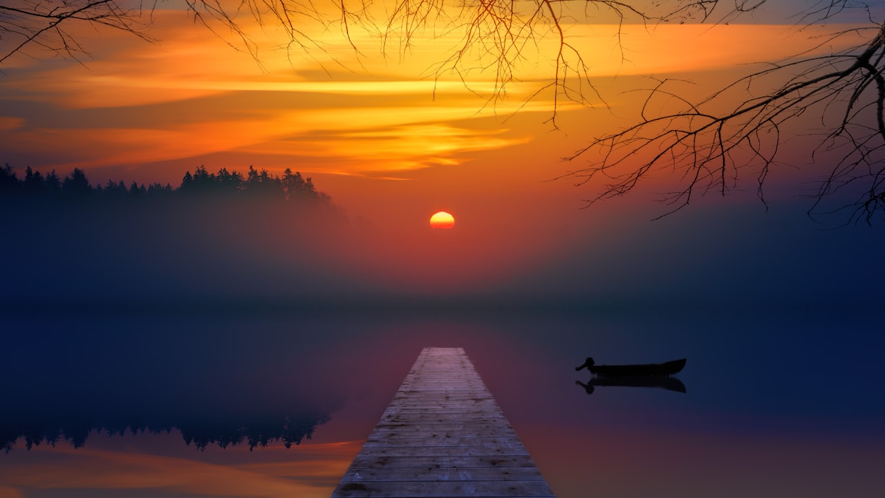 Le décor classique : le Soleil touchant un horizon plat et dégagé au-dessus de l'eau — les conditions exactes où un rayon vert peut surgir dans la dernière seconde. Crédit : Unsplash (libre d'utilisation).
