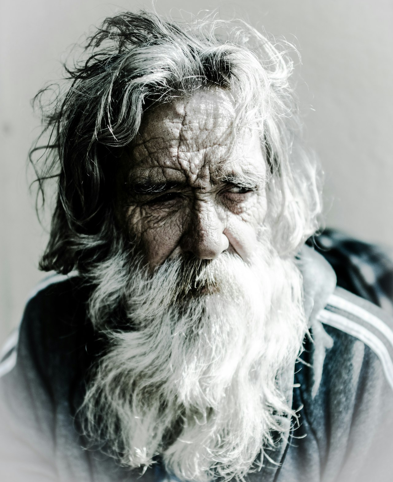 Les visages dans lesquels on vieillit — précisément ce que le rajeunissement cherche discrètement à défaire — Crédit : Donald Teel, Unsplash