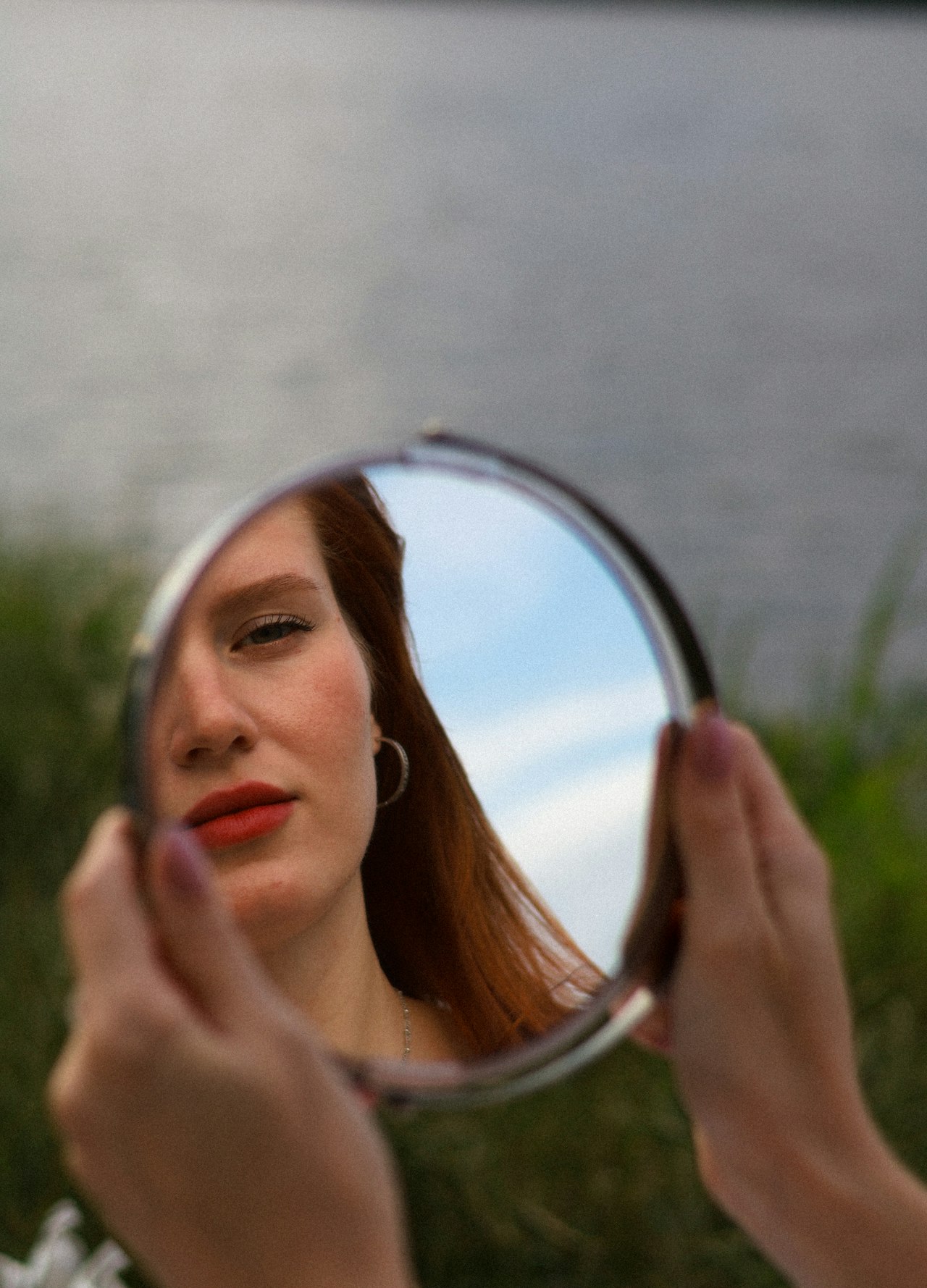 Un « miroir de jeunesse » laisse un acteur étudier un reflet qui n'est pas tout à fait son moi présent — Crédit : Anna Keibalo, Unsplash