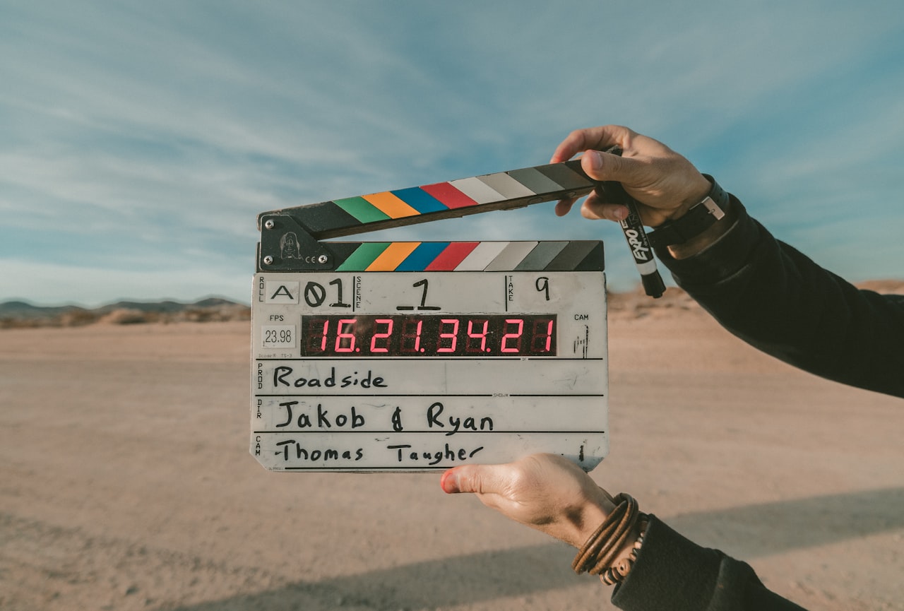 Un clap de tournage dans le désert — un rappel qu'Oppenheimer a été capté sur pellicule, pas en pixels. — Crédit : Jakob Owens / Unsplash