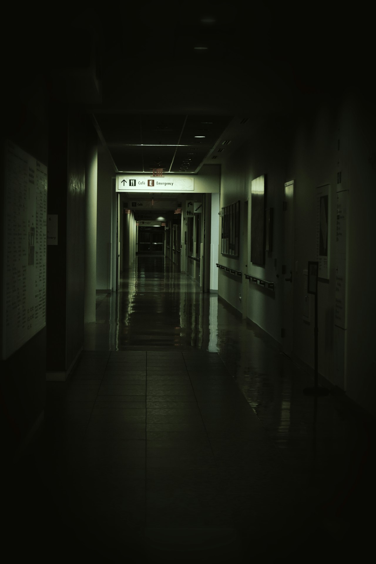 Un couloir de laboratoire sombre et désert — le genre d'espace silencieux où un grondement grave peut s'amplifier en onde stationnaire. — Crédit : Mandy Bourke / Unsplash