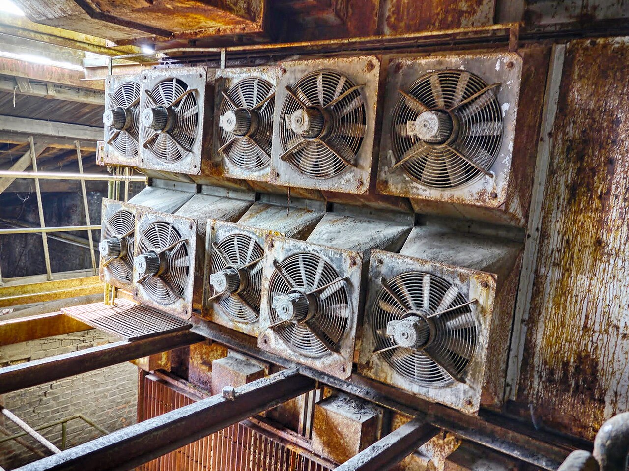 Une batterie de vieux ventilateurs d'extraction industriels — le genre de machine dont le grondement grave peut emplir une pièce d'infrasons. — Crédit : Fernost / Wikimedia Commons (domaine public)
