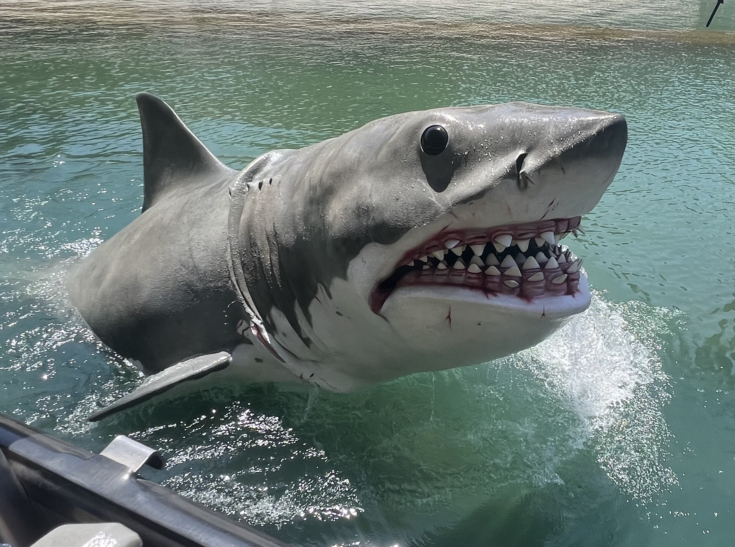 Le requin animatronique de l'attraction Jaws jaillit de l'eau — la menace que le public n'a presque jamais vue en 1975. Crédit : TaurusEmerald, Wikimedia Commons (CC BY-SA 4.0)