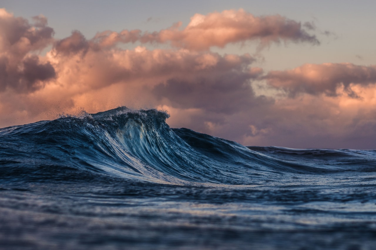 Une houle qui se lève au crépuscule — en pleine mer, la surface est tout ce qui vous sépare de ce qui rôde en dessous. Crédit : Photo de Matt Hardy sur Unsplash (libre d'utilisation)