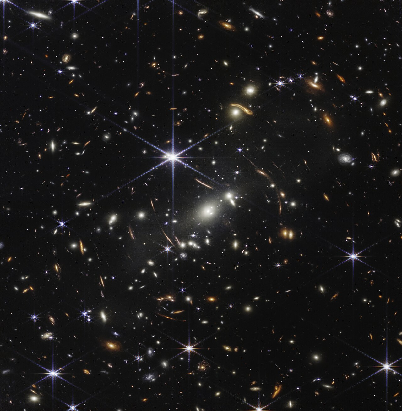 Le premier champ profond de Webb : l'amas de galaxies SMACS 0723, où certaines taches minuscules sont des galaxies vues telles qu'elles étaient il y a plus de 13 milliards d'années — Crédit : NASA, ESA, CSA, STScI (domaine public)