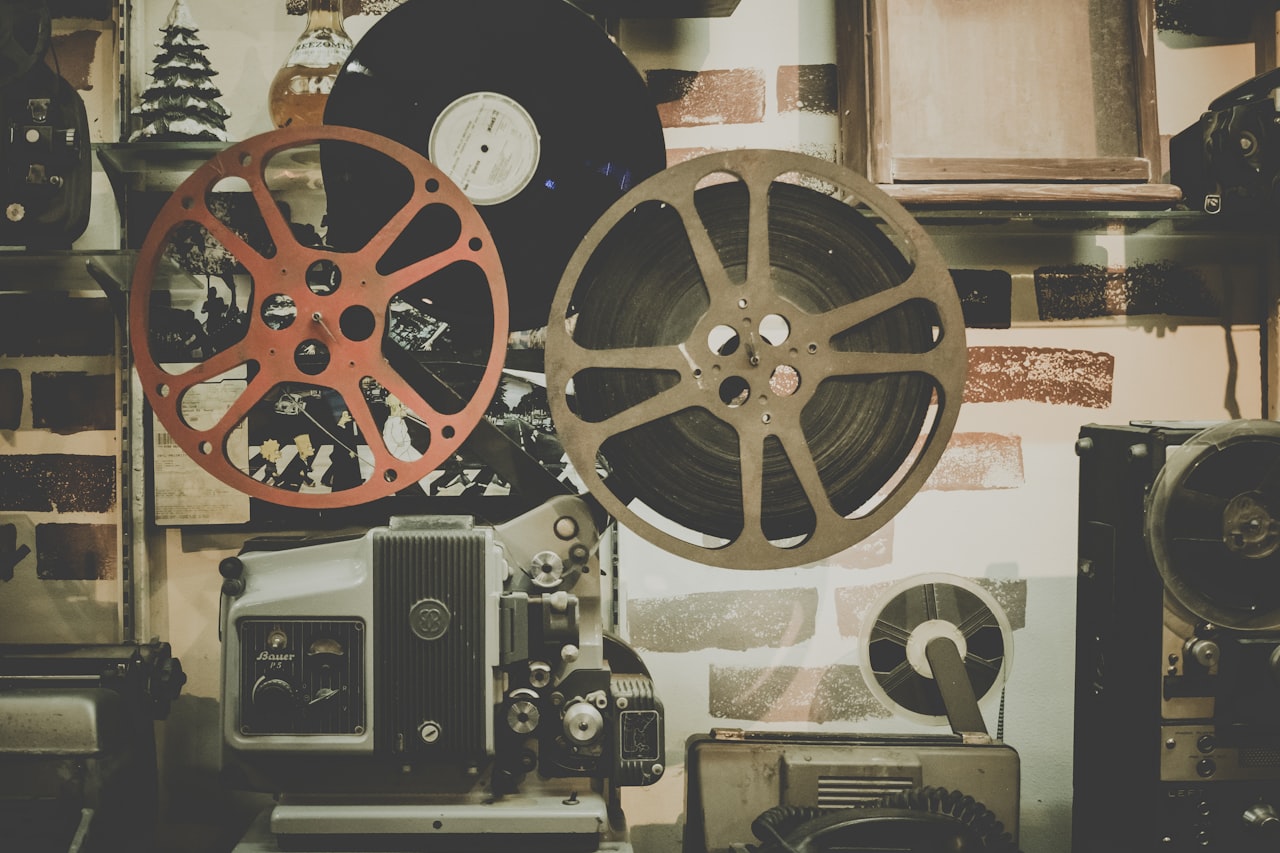 Une bobine de film : superbe tant qu'elle dure, mais sur support nitrate, une lente bombe à retardement chimique qui pouvait pâlir, pourrir ou s'enflammer — Crédit : Noom Peerapong (Unsplash, libre d'utilisation)