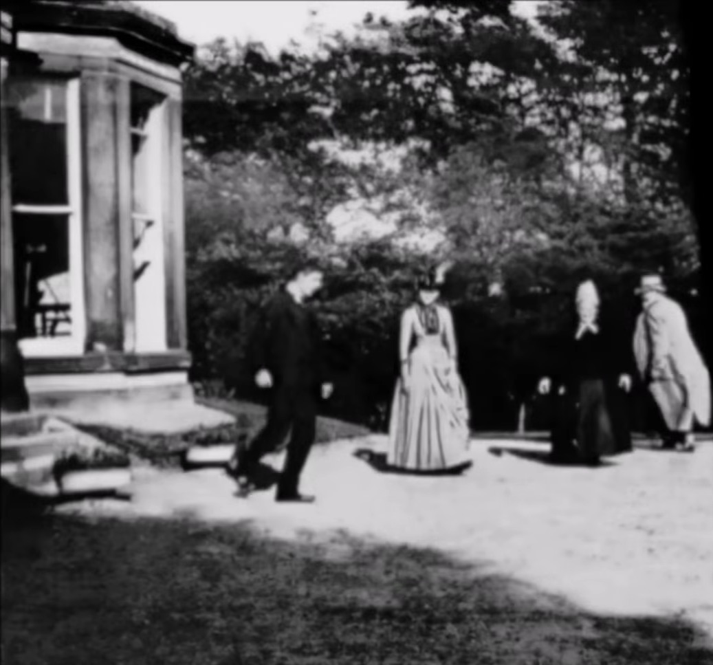 Une image survivante de « Roundhay Garden Scene », octobre 1888 — les plus anciennes images animées conservées au monde — Crédit : Louis Le Prince (domaine public, Wikimedia Commons)