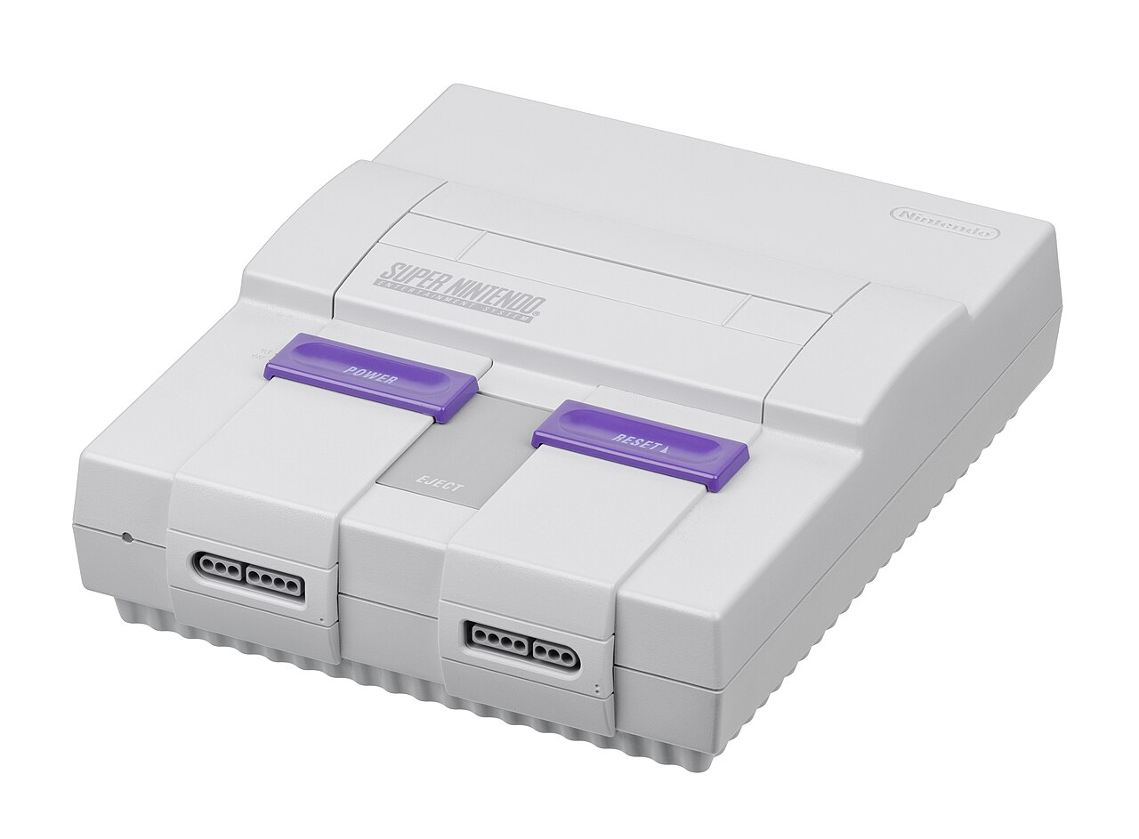 Une Super Nintendo (SNS-001), la console nord-américaine qui fait tourner Super Mario World — Crédit : Evan-Amos, Wikimedia Commons (domaine public)