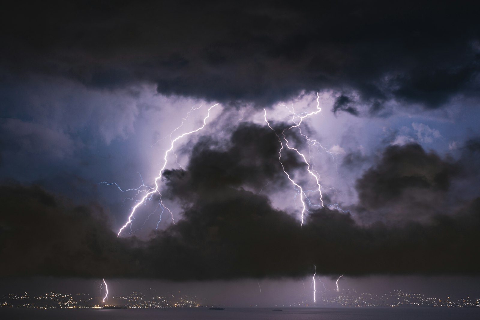 Les mégaflashs se propagent latéralement à travers des systèmes orageux organisés, bondissant de cellule en cellule plutôt que de plonger vers le sol — Crédit : photo de Michael D sur Unsplash (libre d'utilisation)