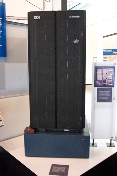 Deep Blue, la machine d'IBM qui a battu le champion du monde Garry Kasparov en 1997, exposée au Computer History Museum — Crédit : James the photographer / Wikimedia Commons (CC BY 2.0)