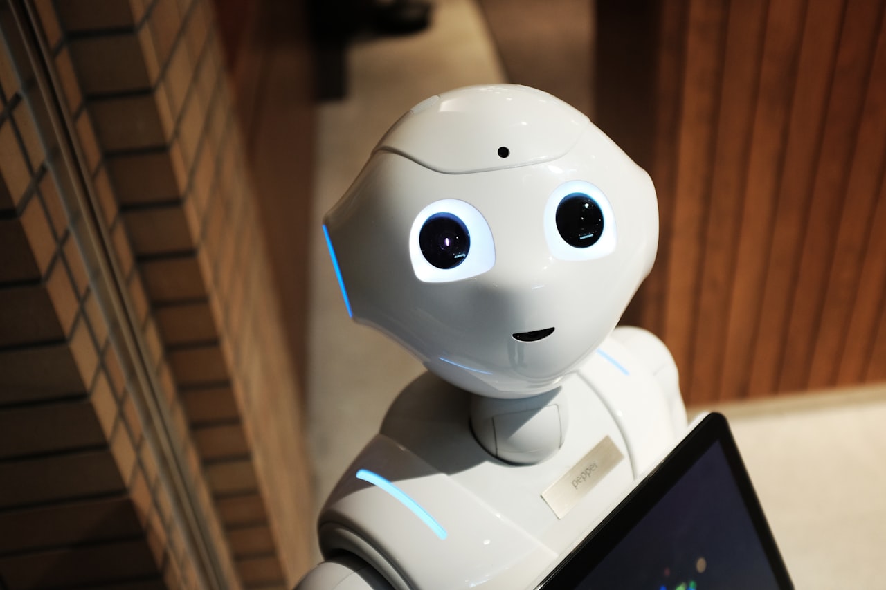 Le visage avenant d'un robot humanoïde. Construire une machine capable de percevoir et de se mouvoir dans le monde humain en désordre reste bien plus dur que d'en construire une capable de raisonner — Crédit : Alex Knight / Unsplash