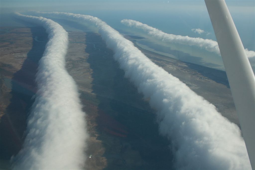Un nuage en rouleau Morning Glory photographié depuis un avion près de Burketown, Queensland — Crédit : Mick Petroff / Wikimedia Commons (CC BY-SA 3.0)