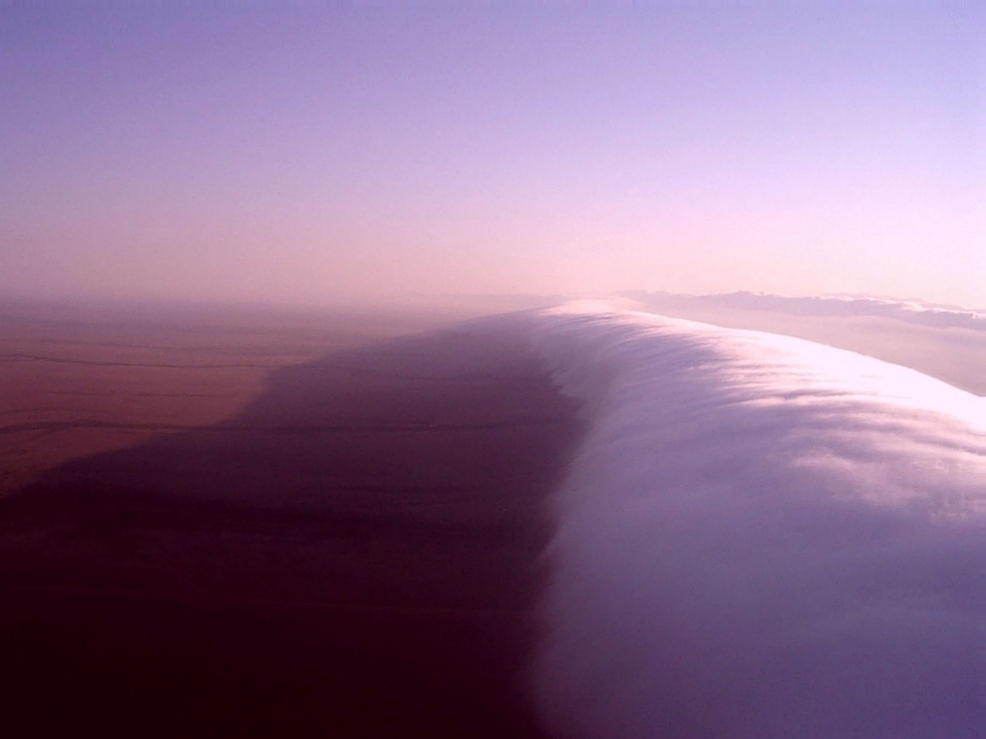 Un nuage Morning Glory roulant au-dessus du paysage près de Burketown — Crédit : Ulliver / Wikimedia Commons (domaine public)