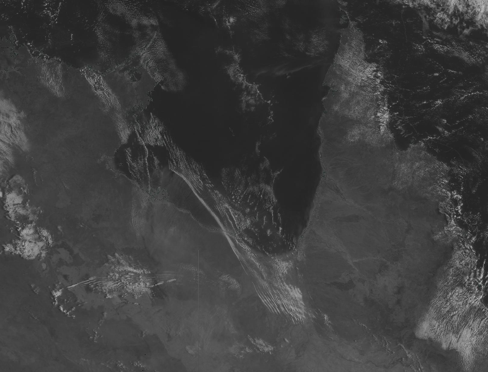 Une vue satellite de la NASA montrant environ 600 km de nuages en rouleau Morning Glory balayant le golfe de Carpentarie — Crédit : NASA Worldview (domaine public)
