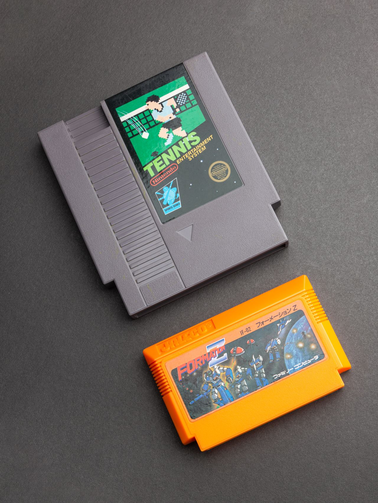 Des cartouches de jeux NES et Famicom — l'humble plastique gris et or devenu de l'or de collectionneur — Crédit : Stas Knop (Pexels, libre d'utilisation)