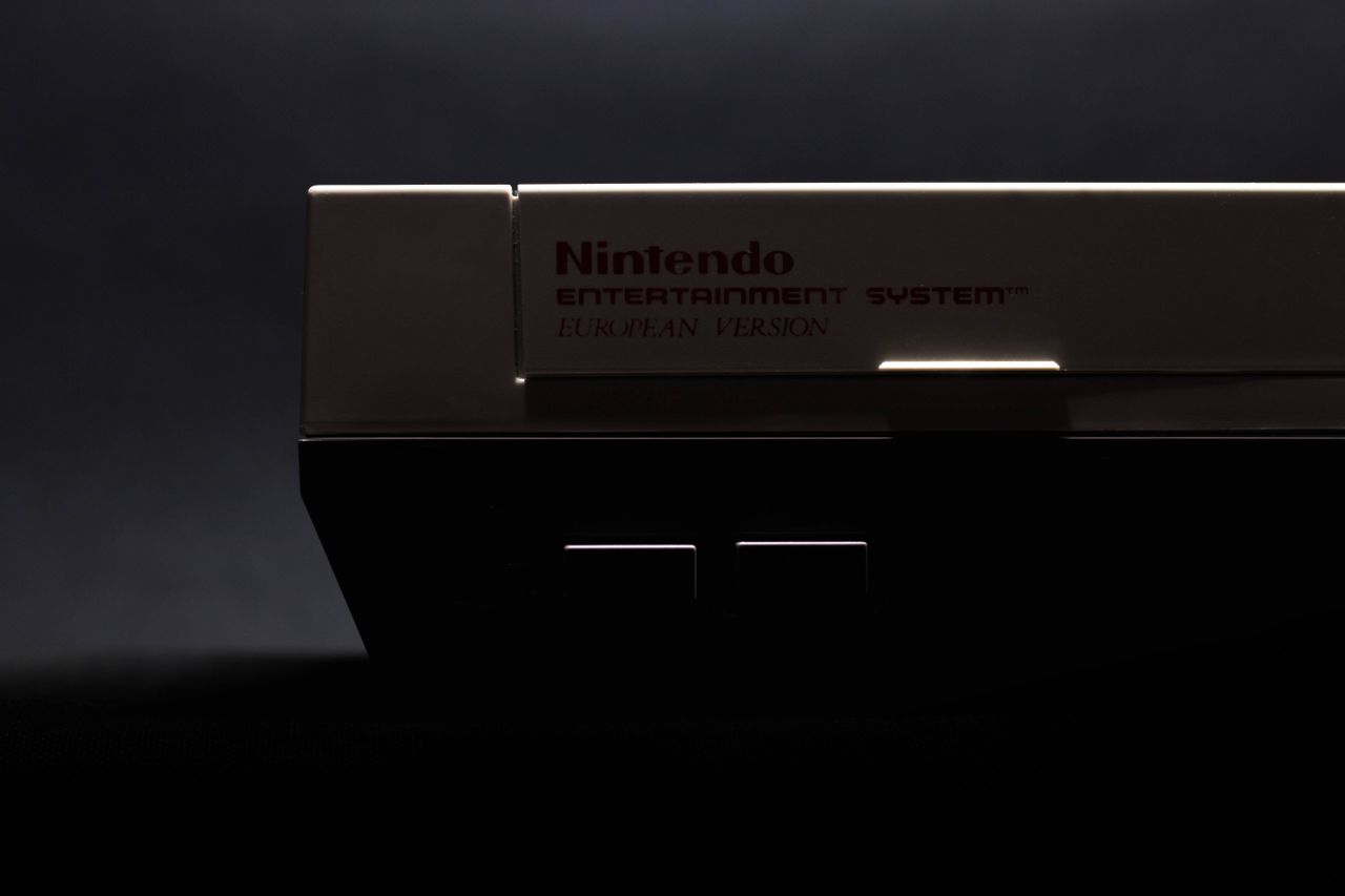 Une Nintendo Entertainment System classique dans une lumière tamisée — la console pour laquelle ces cartouches légendaires ont été conçues — Crédit : Tom Brand (Pexels, libre d'utilisation)