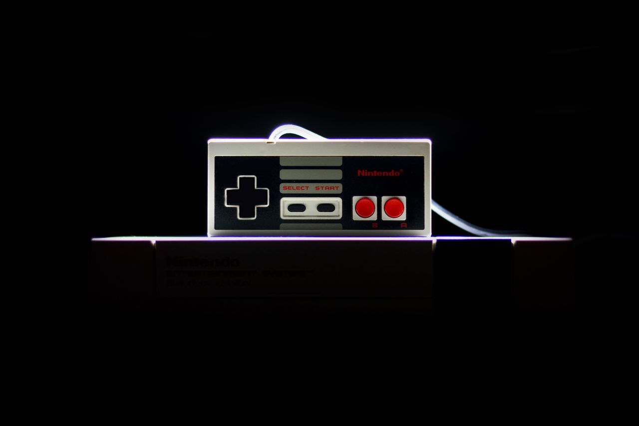 Une manette NES classique sous une lumière théâtrale — la porte d'entrée vers des légendes de trente secondes — Crédit : Tom Brand (Pexels, libre d'utilisation)