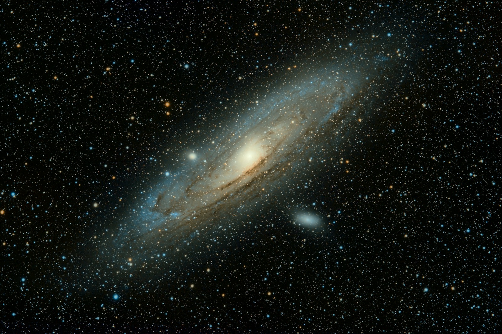 La galaxie d'Andromède — des milliards d'étoiles dans une seule image. No Man's Sky ne fait pas tenir son univers dans de la mémoire, mais dans une formule. — Crédit : Unsplash (libre de droits)