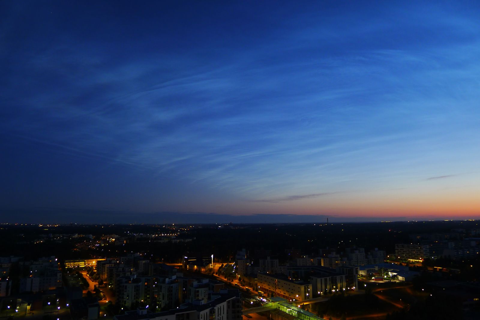 Des nuages noctulescents au-dessus d'Helsinki, en Finlande, leurs fines ondulations captant la lumière venue de sous l'horizon. Crédit : Timo Newton-Syms (CC BY-SA 2.0).
