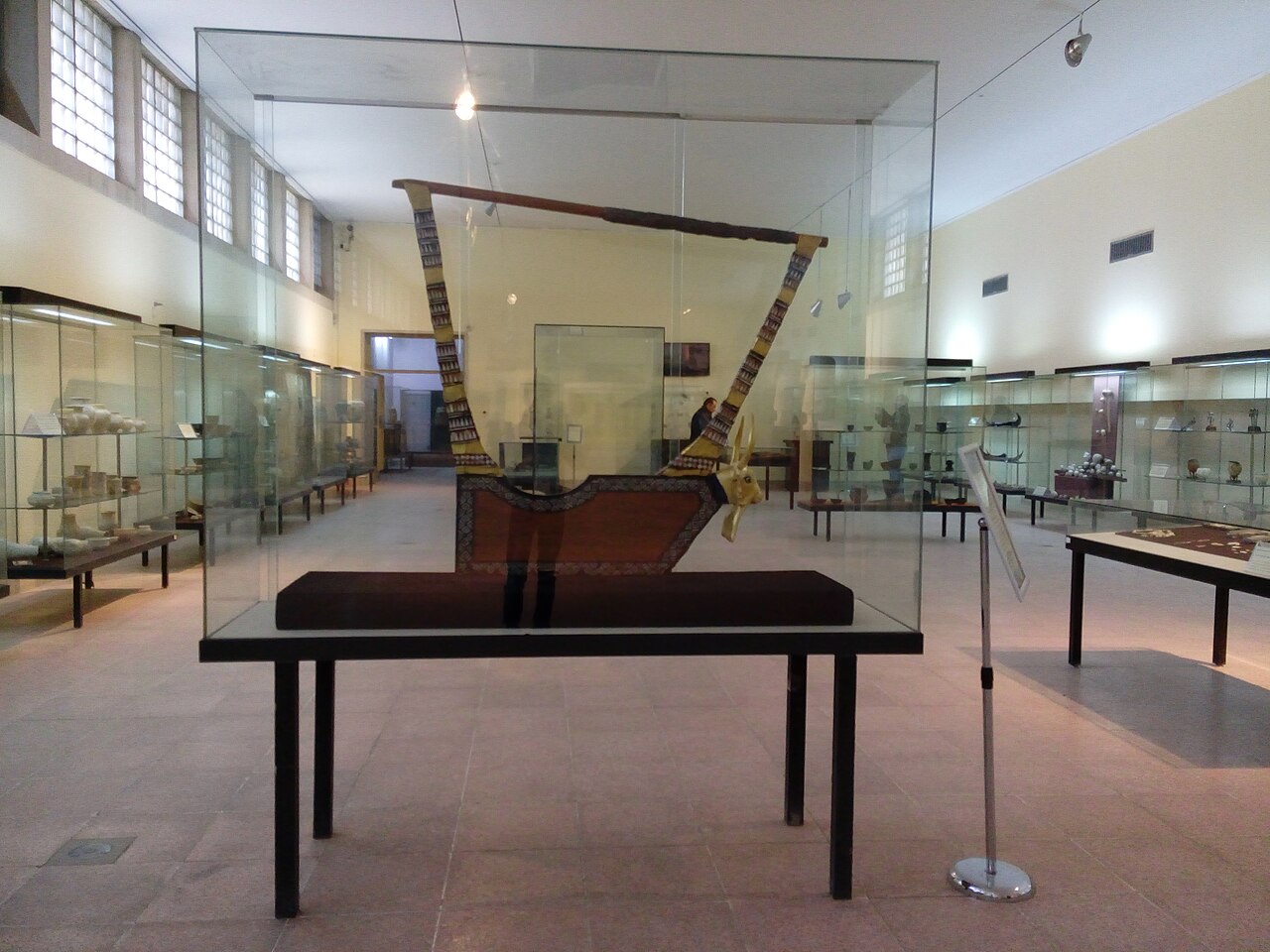 Une lyre reconstituée d'après les instruments retrouvés dans le cimetière royal d'Ur, du type de l'instrument à neuf cordes pour lequel l'hymne hourrite a été écrit — Crédit : Solider 16IQ, Wikimedia Commons (CC BY-SA 4.0)