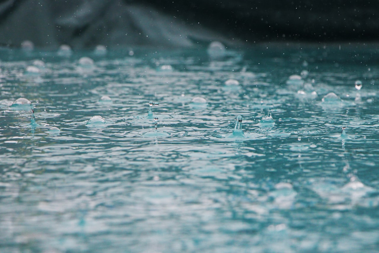 Des gouttes de pluie qui frappent l'eau et soulèvent les minuscules bulles et éclaboussures qui projettent l'odeur dans l'air. Crédit : Inge Maria / Unsplash (libre d'usage).