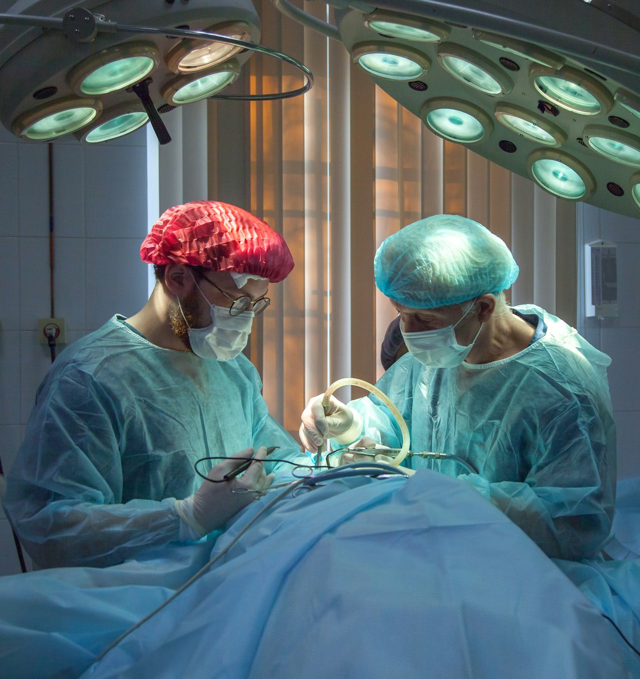Pour des études comme celle-ci, les électrodes sont posées lors d'une vraie neurochirurgie : des grilles reposent brièvement sur le cortex à nu pour cartographier le cerveau. — Crédit : Vidal Balielo Jr. / Pexels (licence Pexels)