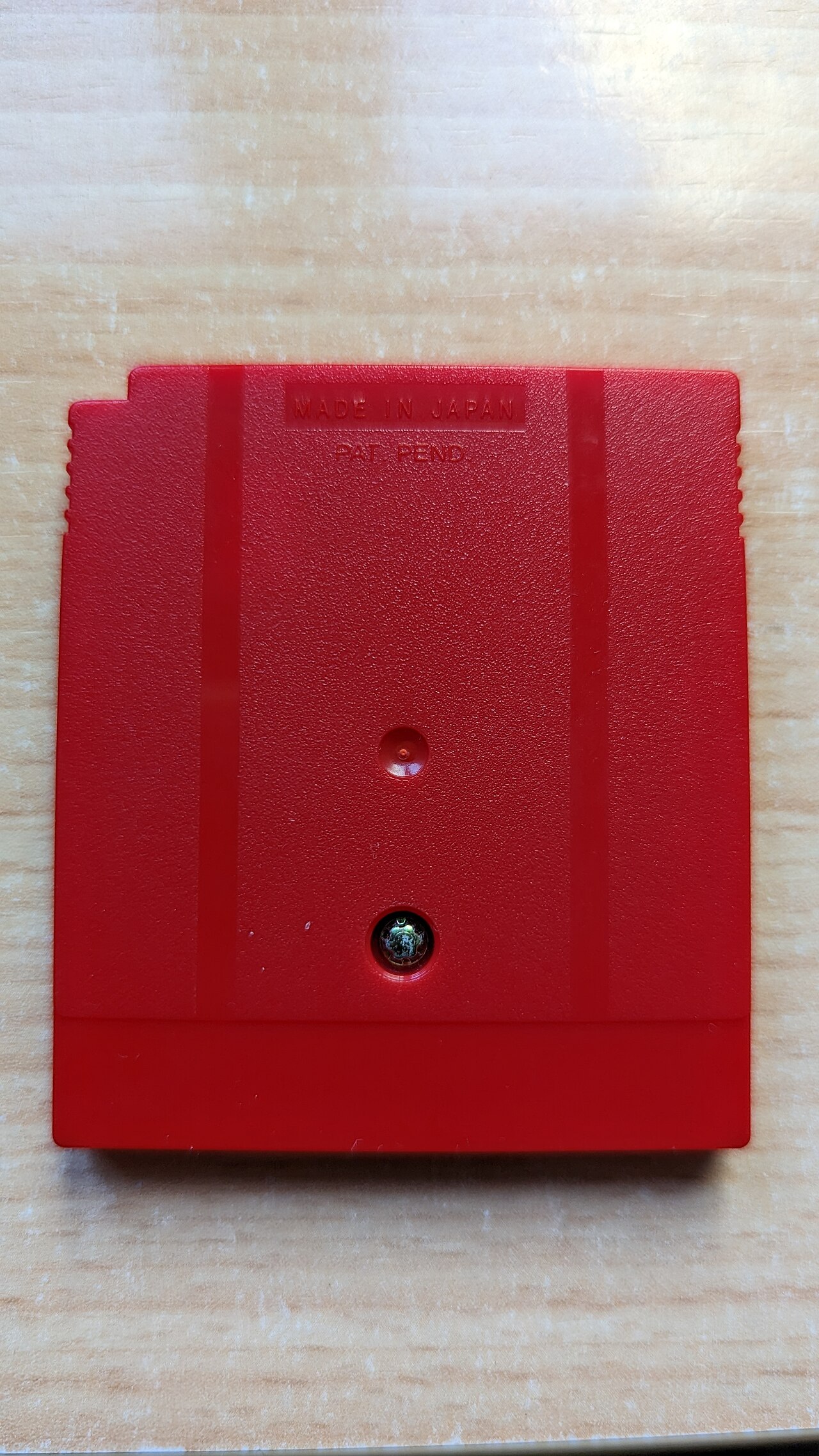 Le dos d'une cartouche Game Boy Pokémon — l'humble coque en plastique derrière l'un des mythes les plus tenaces du jeu vidéo — Crédit : MarianoBrajoy (CC BY-SA 3.0, Wikimedia Commons)