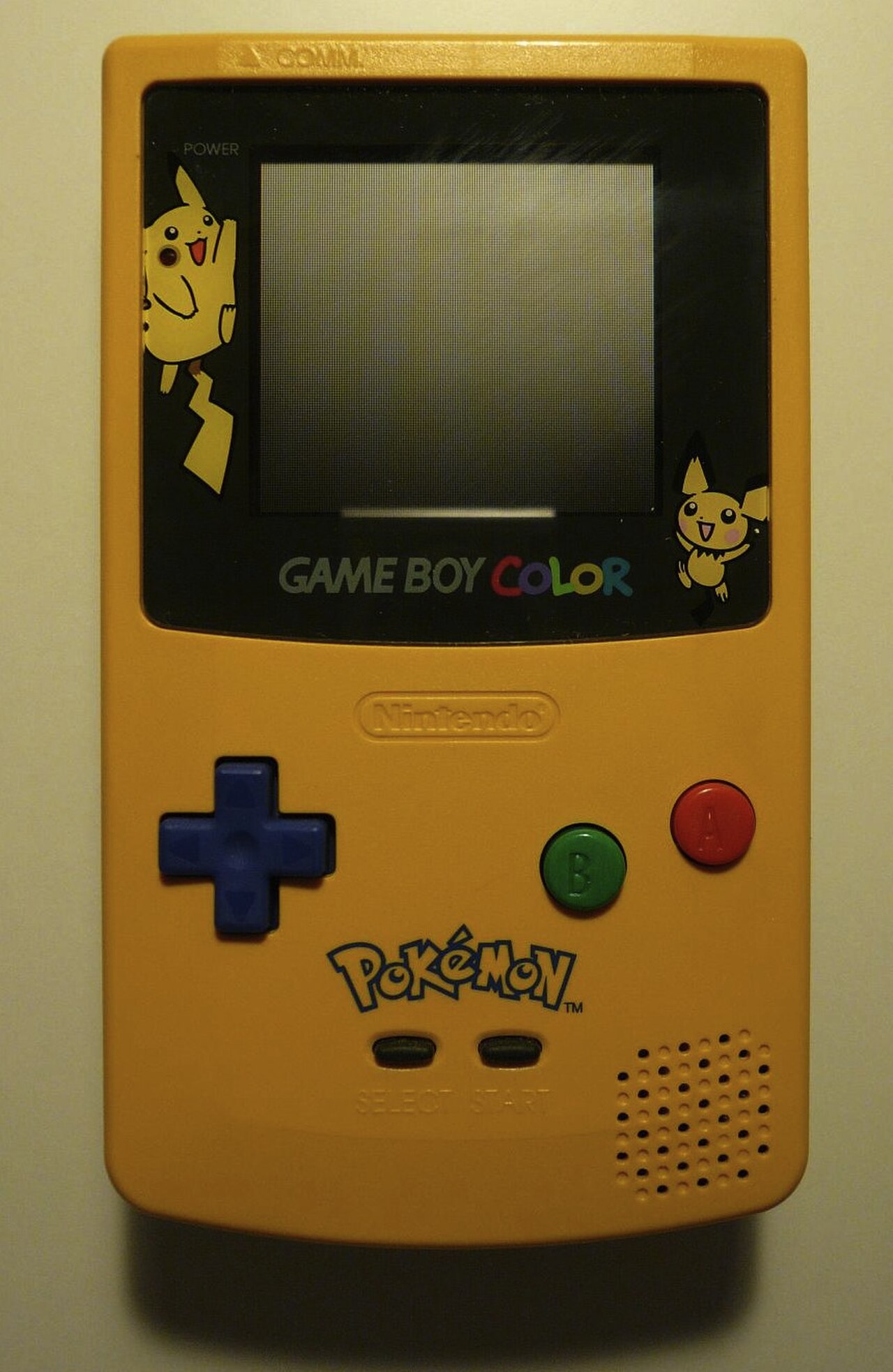 Une Game Boy Color édition Pikachu, le genre de console qui faisait tourner Pokémon Or et Argent en 1999 — Crédit : Xabi Vazquez (CC BY 2.0, Wikimedia Commons)